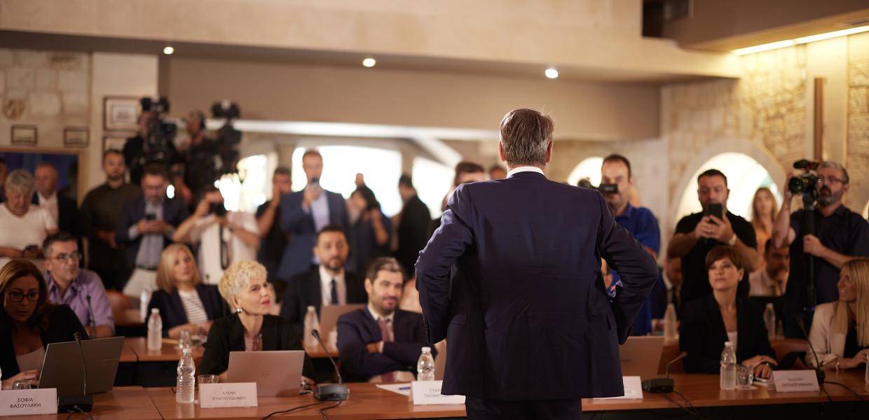Ο Κυριάκος Μητσοτάκης και δημοσιογράφοι