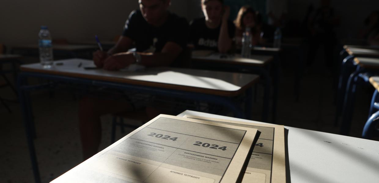 Αίθουσα με μαθητές που διαγωνίζονται στις Πανελλαδικές