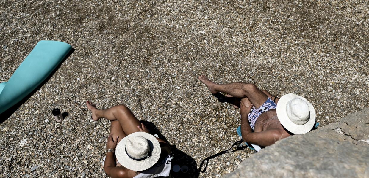 Λουόμενοι σε παραλία της Αττικής