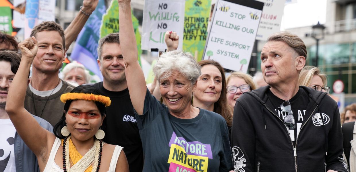 Η βρετανίδα ηθοποιός και ακτιβίστρια Emma Thompson και ο Βρετανός βιομήχανος και ακτιβιστής της πράσινης ενέργειας Dale Vince συμμετέχουν στην πορεία «Επαναφέρετε τη φύση τώρα» στο Λονδίνο, Βρετανία, 22 Ιουνίου 2024. Περισσότερες από 350 περιβαλλοντικές ομάδες συμπεριλαμβανομένου του National Trust, Η Royal Society for the Protection of Birds (RSPB) και η Extinction Rebellio (XR) πραγματοποιούν πορεία στο Λονδίνο στις 22 Ιουνίου για να απαιτήσουν από τη βρετανική κυβέρνηση να αντιμετωπίσει την κλιματική και