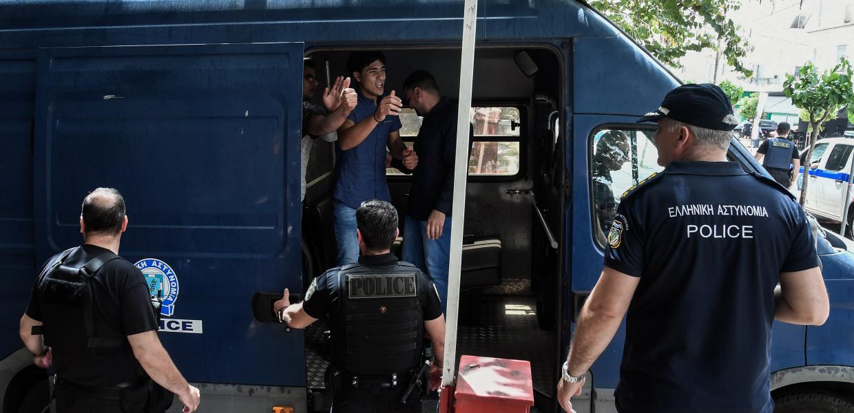 Άνθρωποι σε βαν της αστυνομίας
