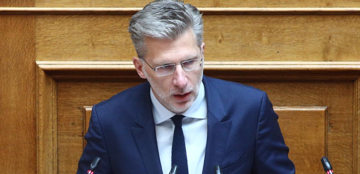 Τρίτη ημέρα της συζήτησης στην Ολομέλεια της Βουλής της πρότασης δυσπιστίας στην κυβέρνηση που κατέθεσε ο πρόεδρος του ΠΑΣΟΚ-Κινήματος Αλλαγής Νίκος Ανδρουλάκης, με αφορμή το δημοσίευμα του "Βήματος της Κυριακής" για αλλοίωση των διαλόγων του σταθμάρχη της Λάρισας με τους μηχανοδηγούς το βράδυ της 28ης Φεβρουαρίου 2023, όταν και συνέβη η πολύνεκρη σύγκρουση αμαξοστοιχιών στα Τέμπη, Πέμπτη 28 Μαρτίου 2024. 