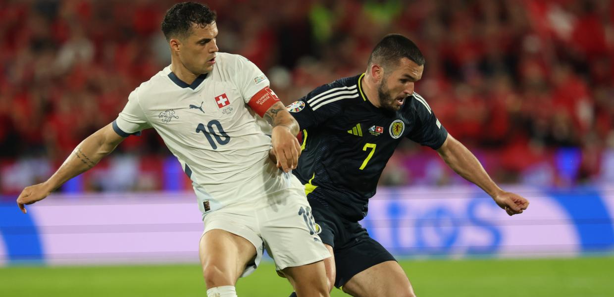 Ο παίκτης της Ελβετίας Granit Xhaka εναντίον του παίκτη της Σκοτίας John McGinn στο EURO 2024