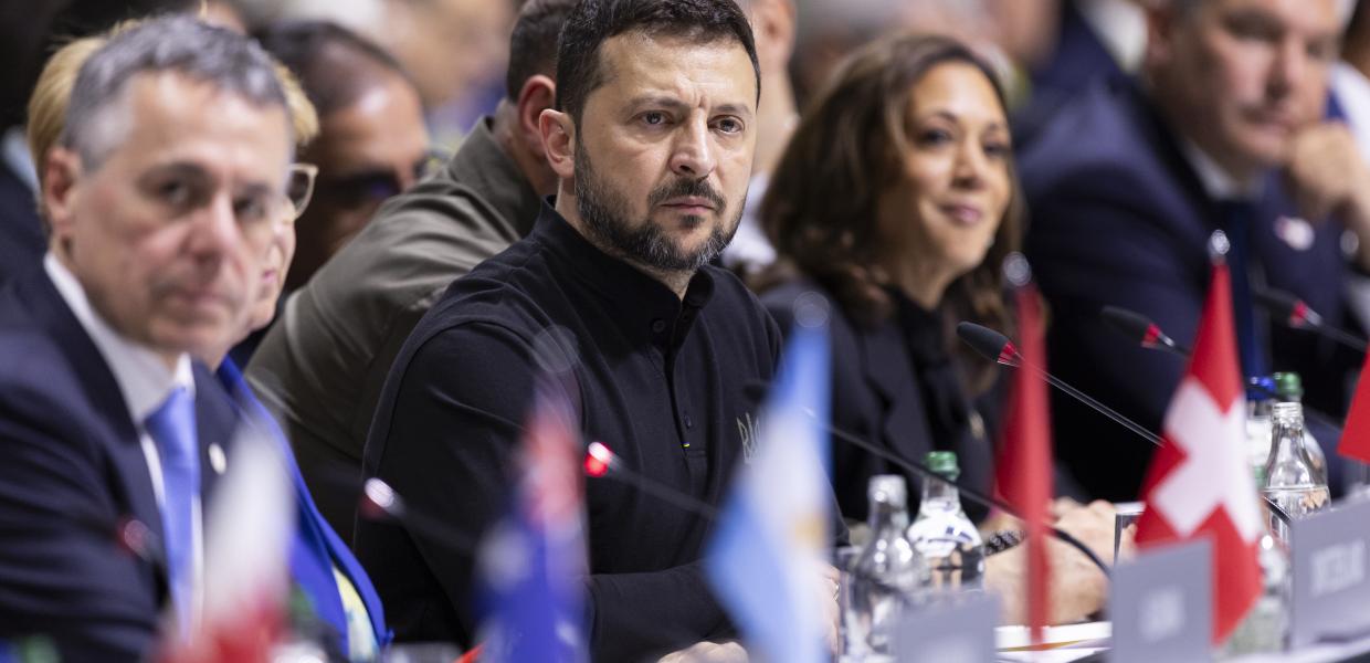 Ο Ουκρανός Πρόεδρος Volodymyr Zelensky (C-L) και η Αντιπρόεδρος των ΗΠΑ Kamala Harris (C-R) παρευρίσκονται στην εναρκτήρια σύνοδο ολομέλειας της Συνόδου Κορυφής για την Ειρήνη στην Ουκρανία, στο Stansstad κοντά στη Λουκέρνη της Ελβετίας, 15 Ιουνίου 2024. Οι διεθνείς αρχηγοί κρατών συγκεντρώνονται στις 15 και 16 Ιουνίου στο Buergenstock Resort στην κεντρική Ελβετία για τη διήμερη Σύνοδο Κορυφής για την Ειρήνη στην Ουκρανία.