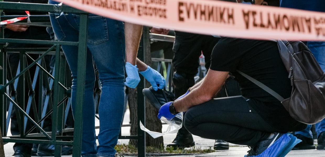Αστυνομικοί μαζεύουν σφαίρα
