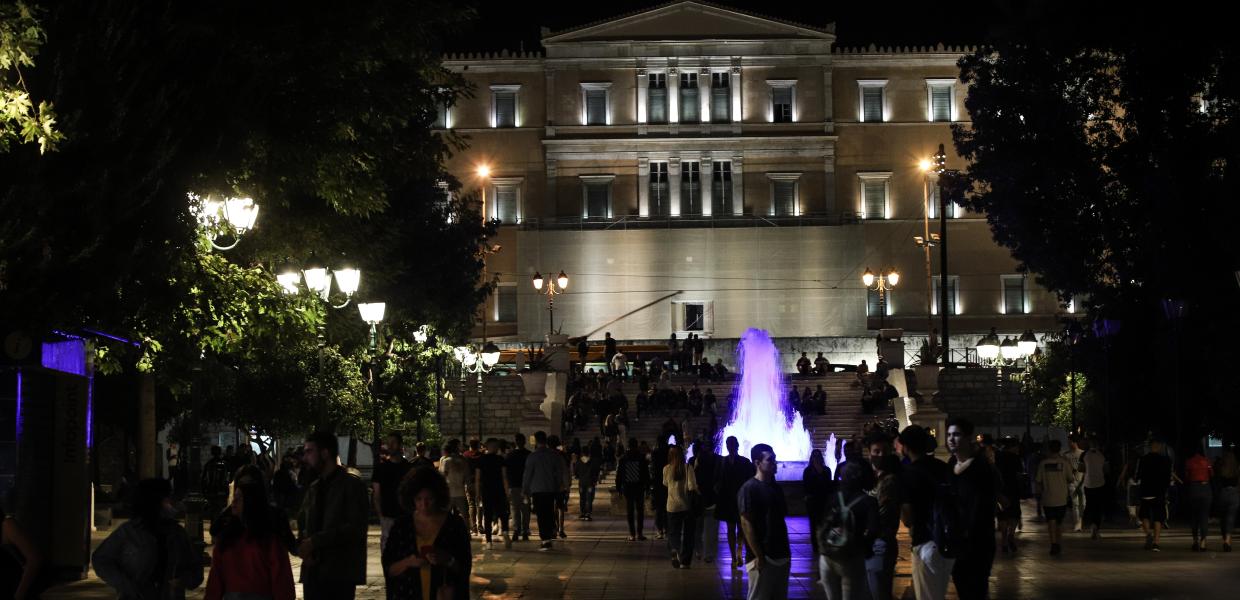 Κόσμος το βράδυ μπροστά από τη Βουλή στην πλατεία Συντάγματος