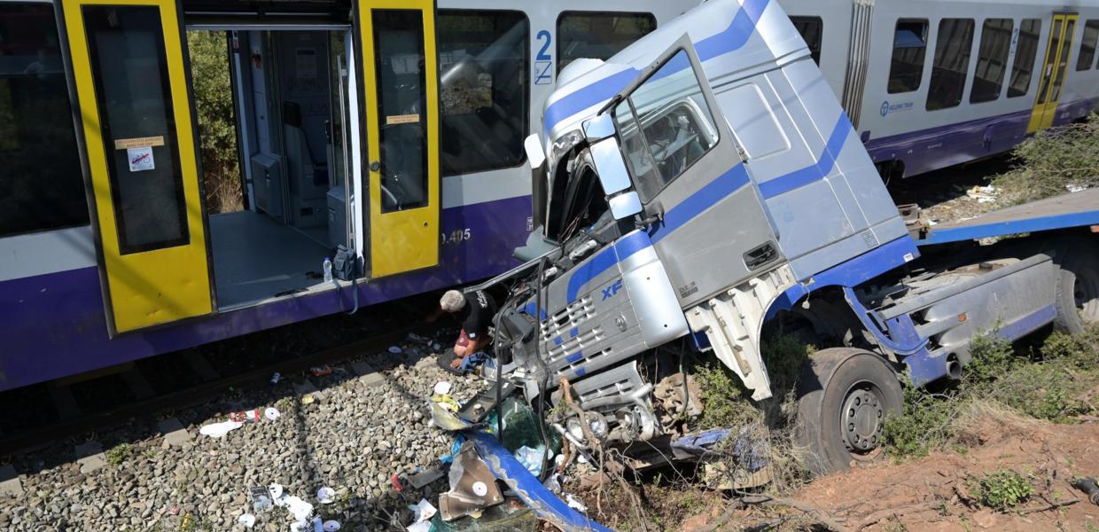 Το φορτηγό που συγκρούστηκε με τρένο στην Αυλίδα