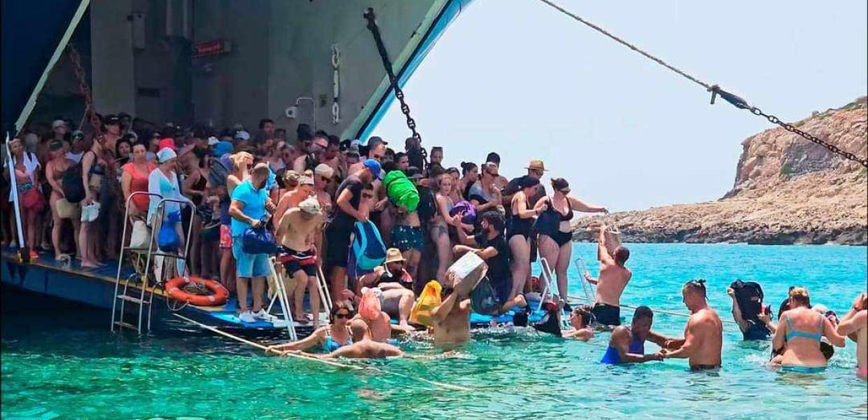 Κόσμος στην παραλία Μπάλος