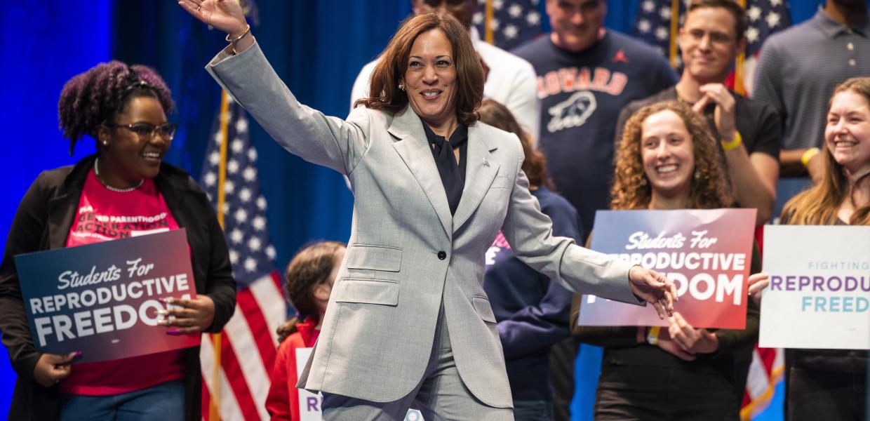 Η Αντιπρόεδρος των ΗΠΑ Kamala Harris φτάνει για να μιλήσει για τα δικαιώματα αναπαραγωγής στο Πανεπιστήμιο Howard στην Ουάσιγκτον, DC, ΗΠΑ, 25 Απριλίου 2023 (επανακυκλοφόρησε 21 Ιουλίου 2024). Ο Πρόεδρος των ΗΠΑ Τζο Μπάιντεν στις 21 Ιουλίου ανακοίνωσε στον λογαριασμό του X ότι δεν θα διεκδικήσει επανεκλογή τον Νοέμβριο του 2024 και ενέκρινε την Χάρις να είναι ο νέος υποψήφιος των Δημοκρατικών.