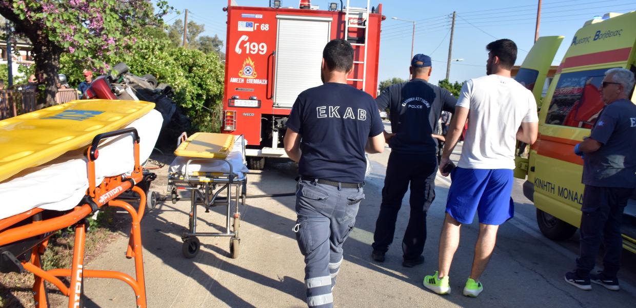 ΕΚΑΒ και πυροσβεστική σε τροχαίο