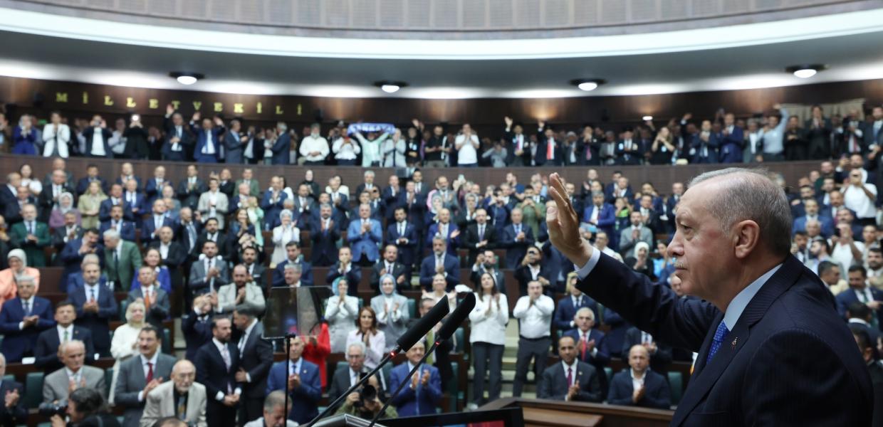 Ο Πρόεδρος και Πρόεδρος του Κόμματος Δικαιοσύνης και Ανάπτυξης (AK) Ρετζέπ Ταγίπ Ερντογάν σε ομιλία στη συνεδρίαση της κοινοβουλευτικής ομάδας του κόμματος.