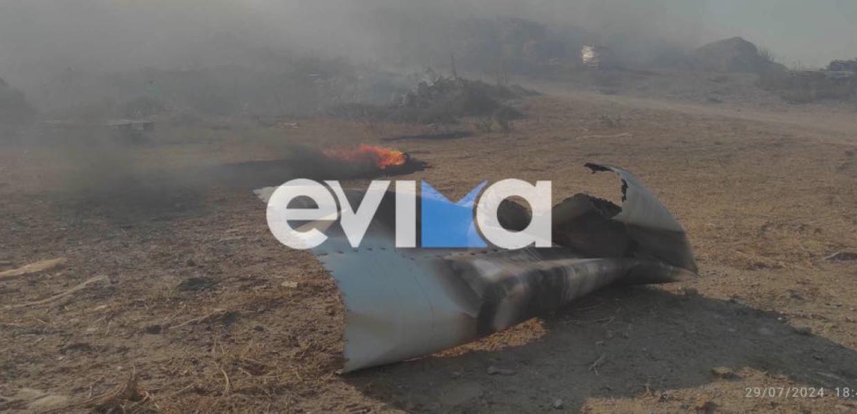 κομμάτι ανεμογεννήτριας που έπεσε μετά από έκρηξη από την φωτιά στην Εύβοια