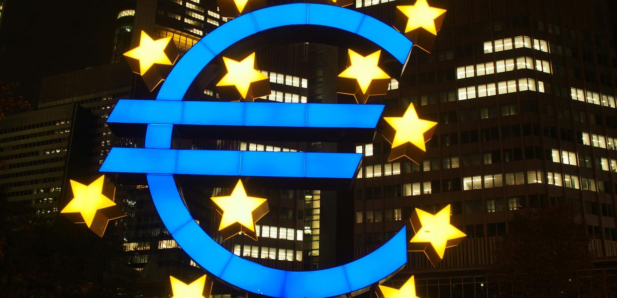 Το σήμα του Ευρώ μπροστά από το κτίριο της Ευρωπαϊκής Κεντρικής Τράπεζας 