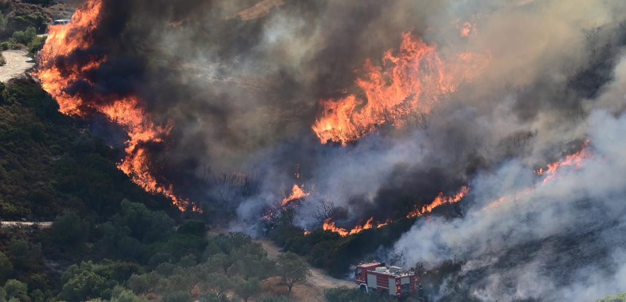 Πυροσβεστικό σβήνει φωτιά