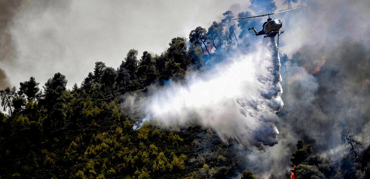 Ελικόπτερο επιχειρεί κατάσβεση πάνω από δάσος