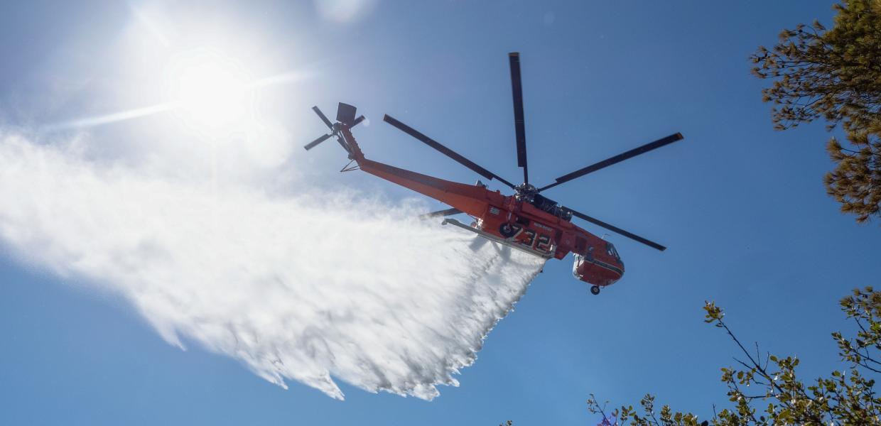 Ελικόπτερο της Πυροσβεστικής επιχειρεί κατάσβεση