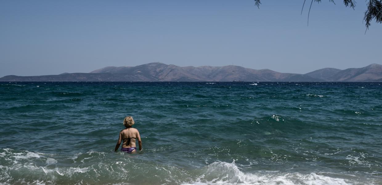 Γυναίκα μπαίνει στη θάλασσα