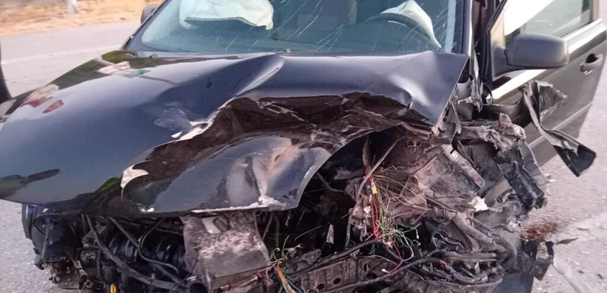 Σοβαρές ζημιές στο ένα από τα δύο αυτοκίνητα της μετωπικής σύγκρουσης