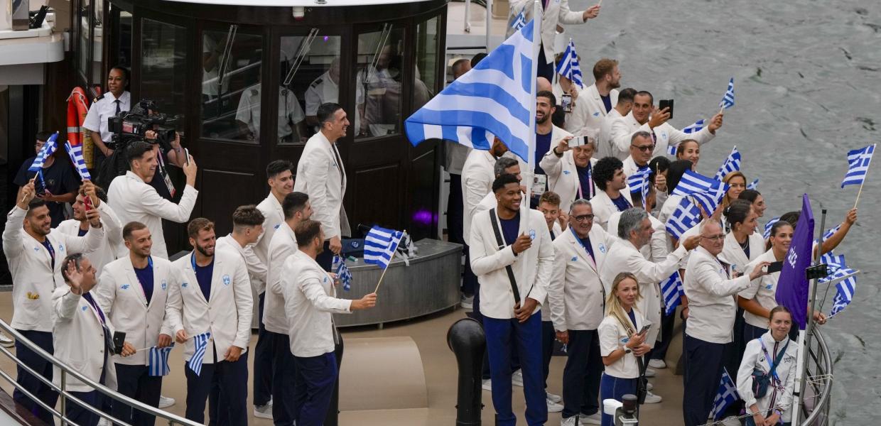 Η ελληνική αποστολή στους Ολυμπιακούς Αγώνες στο σκάφος στον Σηκουάνα στην τελετή έναρξης
