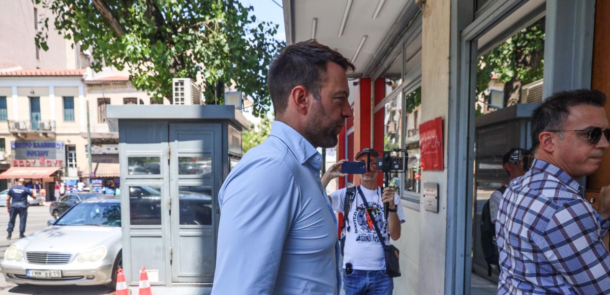 Ο Στέφανος Κασσελάκης μπαίνει στα γραφεία του ΣΥΡΙΖΑ-ΠΣ