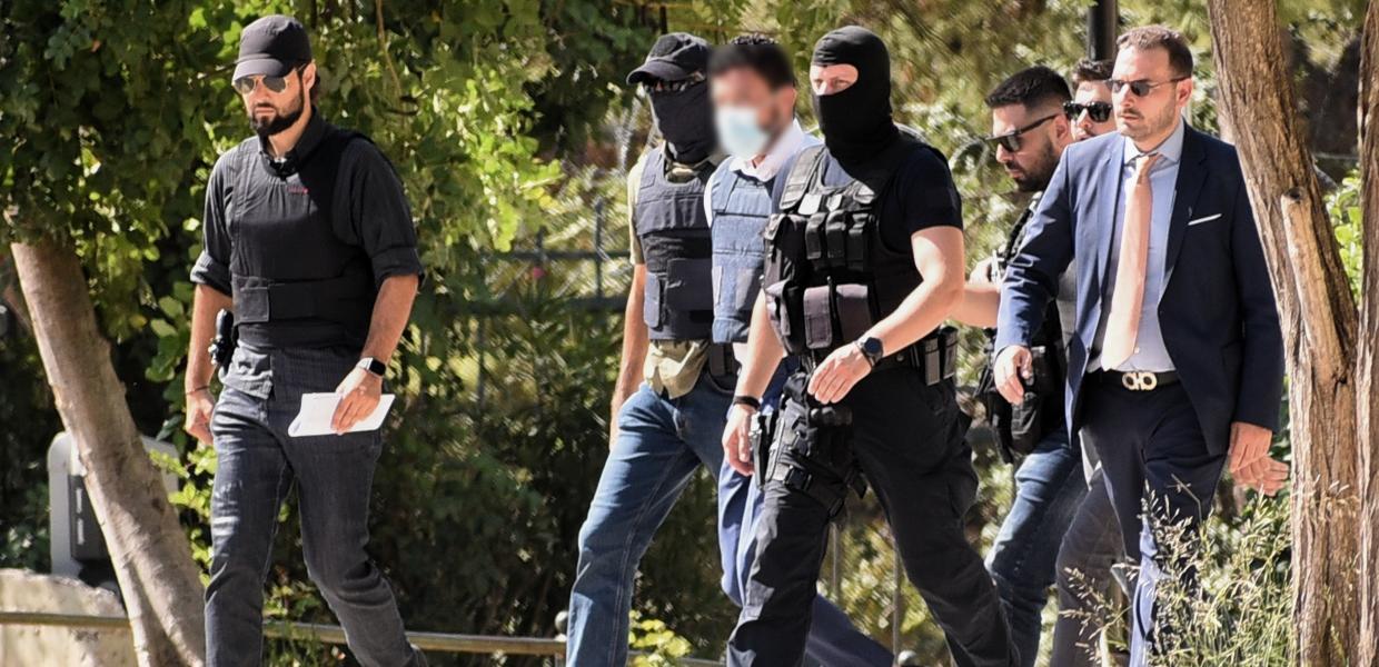 Μεταγωγή του κατηγορούμενο για τη δολοφονία στο Ψυχικό