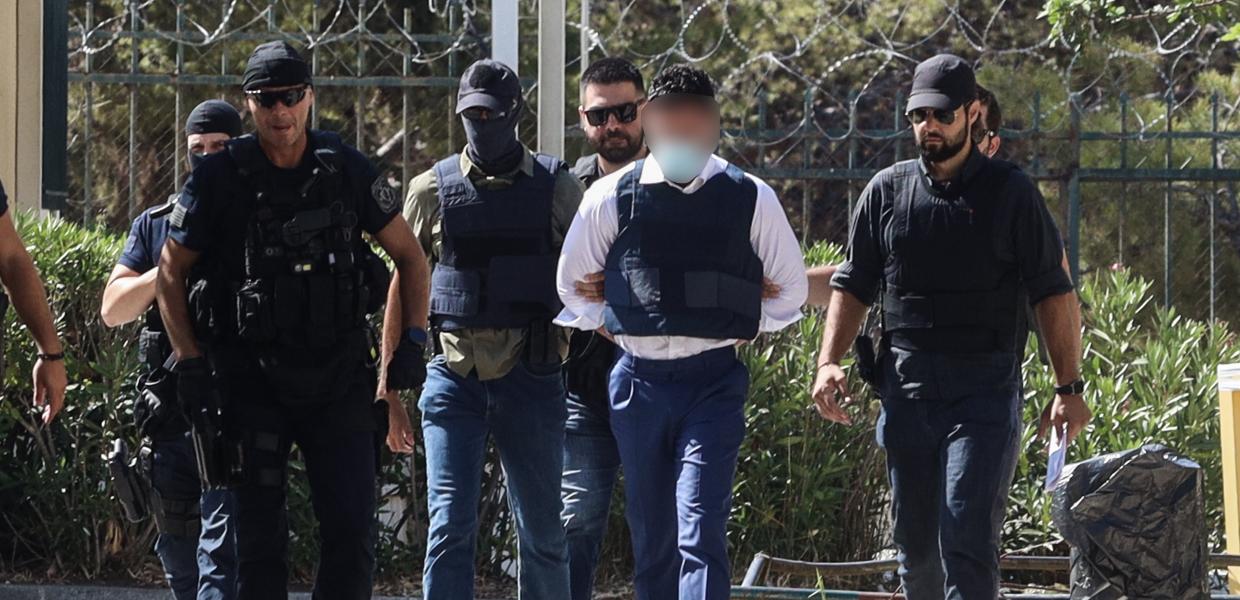 Ο κατηγορούμενος οδηγείται σε εισαγγελέα και ανακριτή