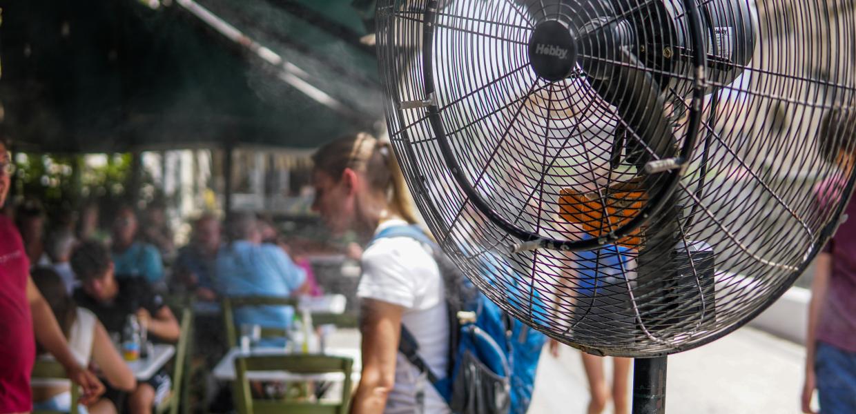 Ανεμιστήρας μαγαζιού και πίσω κόσμος
