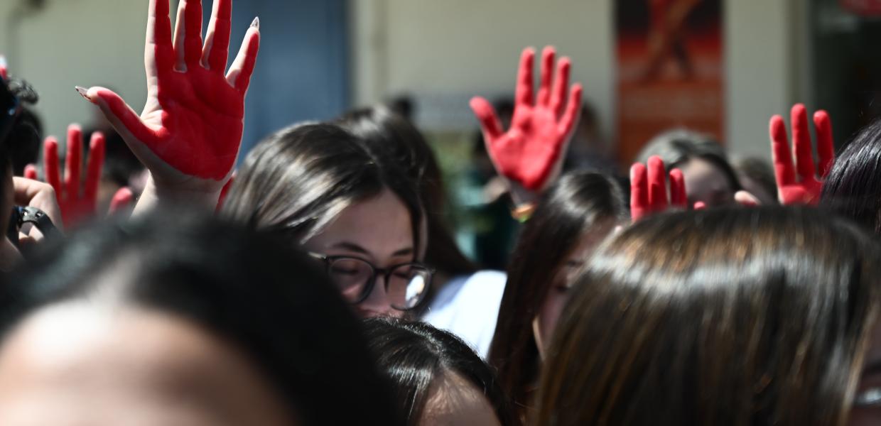 Κορίτσια με βαμμένα κόκκινα χέρια