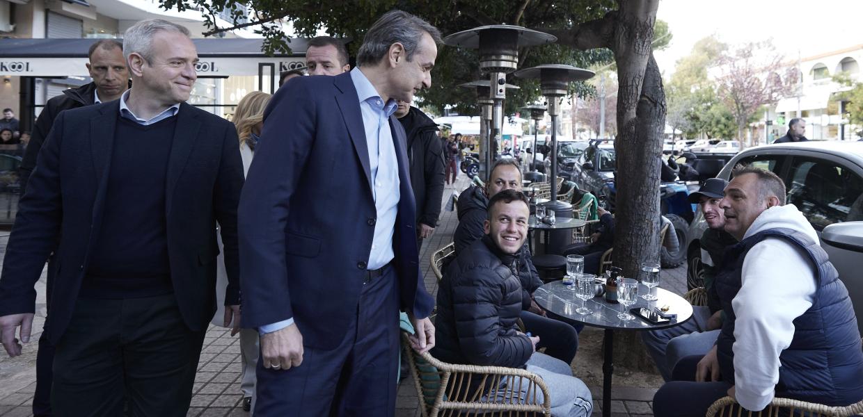 Ο Κυριάκος Μητσοτάκης έξω από καφετέρια