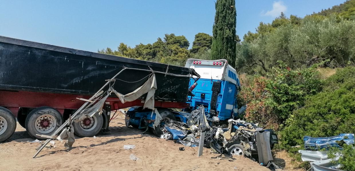Νταλίκα σε τροχαίο