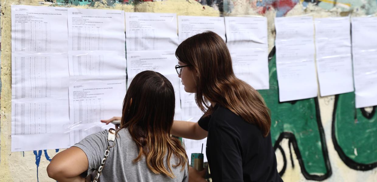 Μαθήτριες βλέπουν τα αποτελέσματα στις πανελλαδικές
