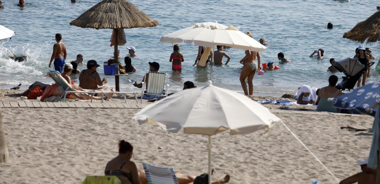 Κόσμος σε παραλία εν μέσω καύσωνα