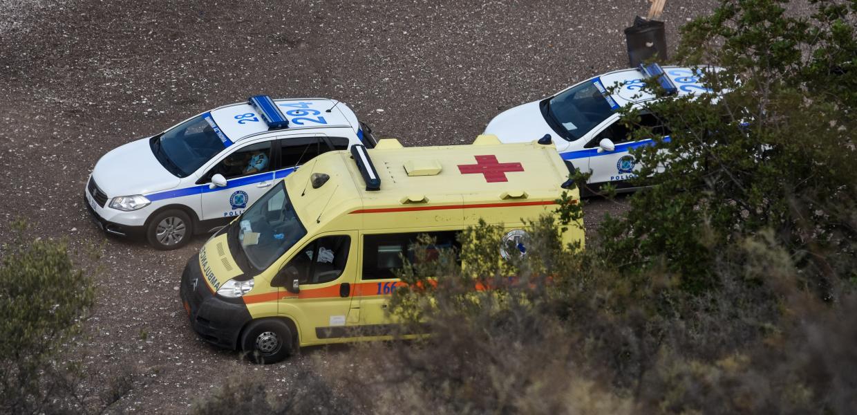 Περιπολικό και ασθενοφόρο του ΕΚΑΒ