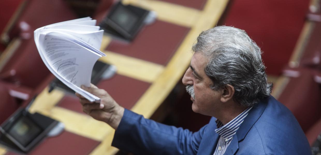 Ο Παύλος Πολάκης στη Βουλή με έγγραφα