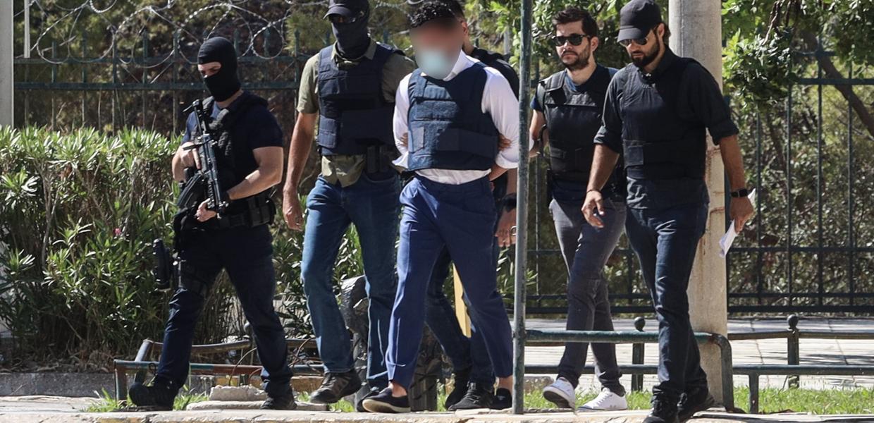 Ο Άντρας που συνελήφθη για την εκτέλεση του τοπογράφου συνοδεία αστυνομικών