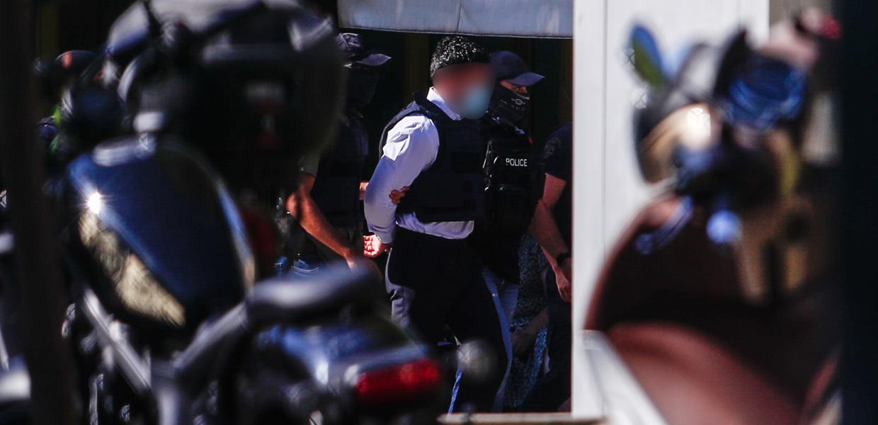 Ο 44χρονος κατηγορούμενος ως φυσικός αυτουργός της δολοφονίας του τοπογράφου συνοδεία αστυνομικών
