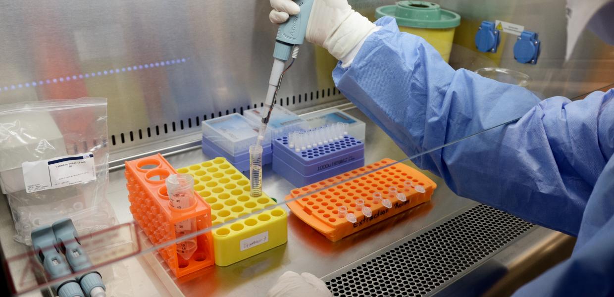 Στιγμιότυπα από την μοριακή ανίχνευση SARS-COV-2 (COVID-19) σε δείγματα -επιχρείσματα του ανωτέρου αναπνευστικού συστήματος στο ιδιωτικό διαγνωστικό εργαστήριο βιοαναλυτικής "ΓΕΝΟΤΥΠΟΣ", Μ.Δευτέρα 13 Απριλίου 2020 
