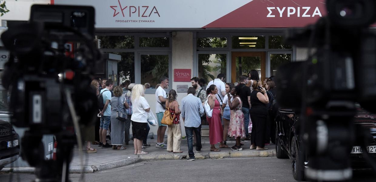 Κόσμος έξω από τα γραφεία του ΣΥΡΙΖΑ - ΠΣ στην Κουμουνδούρου