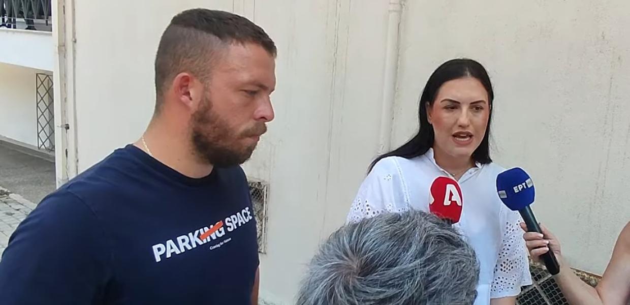 Άνθρωποι μιλούν σε τηλεοπτικά συνεργεία