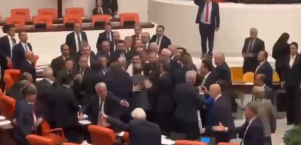 Ένταση στη Βουλή της Τουρκίας
