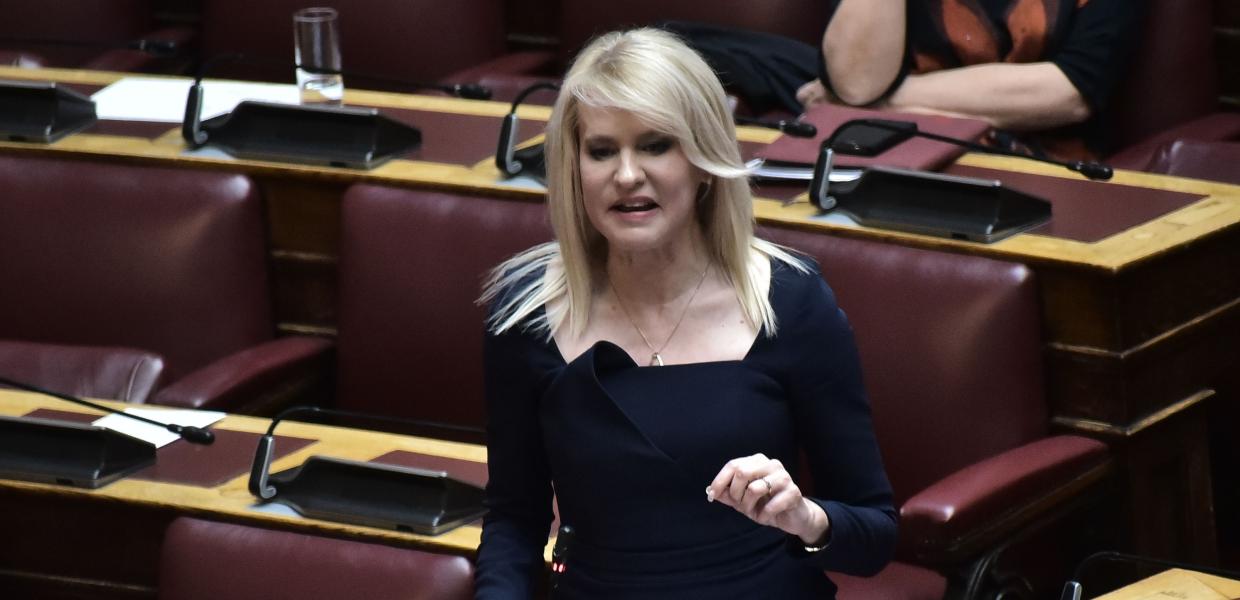 Η Θεοδώρα Τζάκρη στη Βουλή