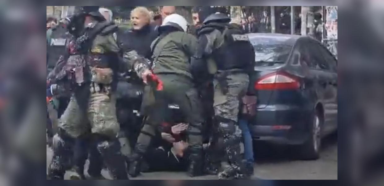 ΜΑΤ γύρω από πεσμένο άνθρωπο