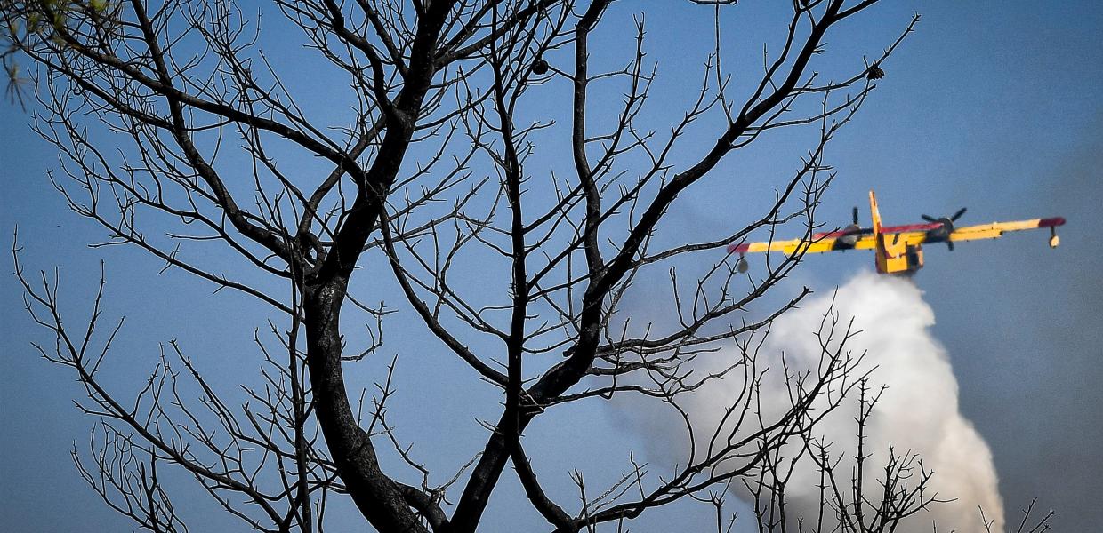 Αεροσκάφος της Πυροσβεστικής επιχειρεί κατάσβεση
