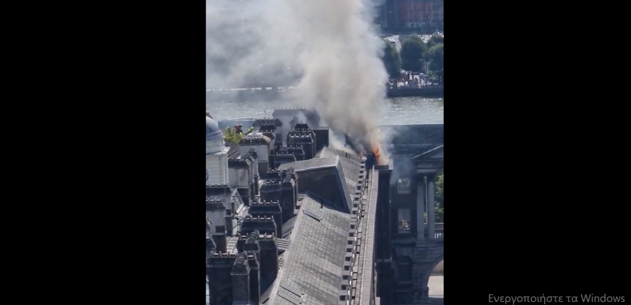 Φλόγες και καπνός βγαίνουν από τη στέγη του Somerset House στο Λονδίνο