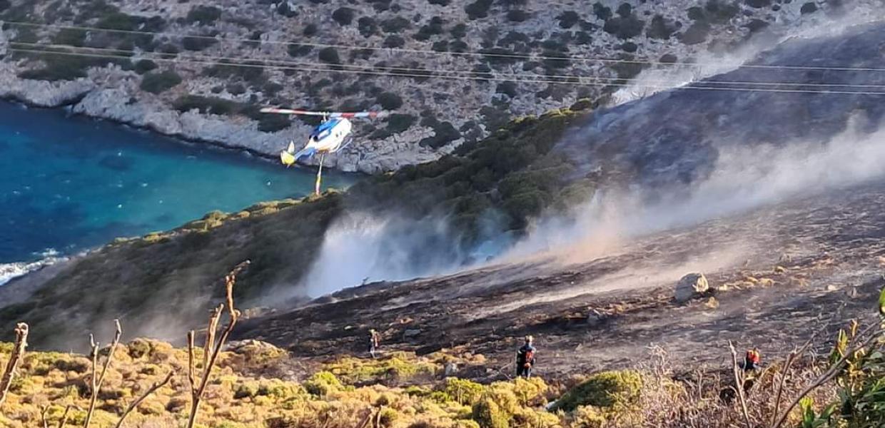 Ελικόπτερο επιχειρεί κατάσβεση στους Φούρνους