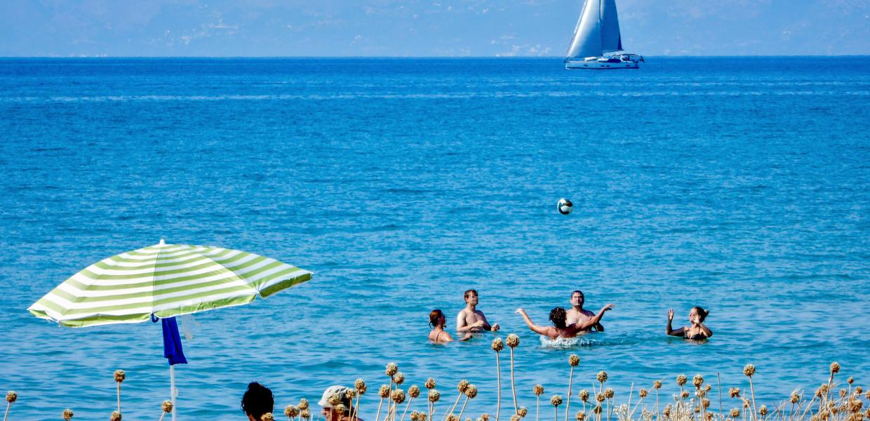 Λουόμενοι σε παραλία