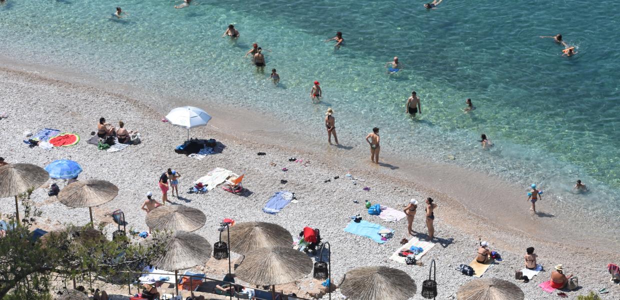 Λουόμενοι σε παραλία