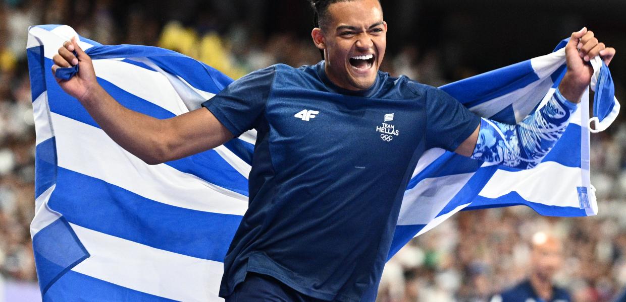 Ο επικοντιστής Εμμανουήλ Καραλής με την ελληνική σημαία