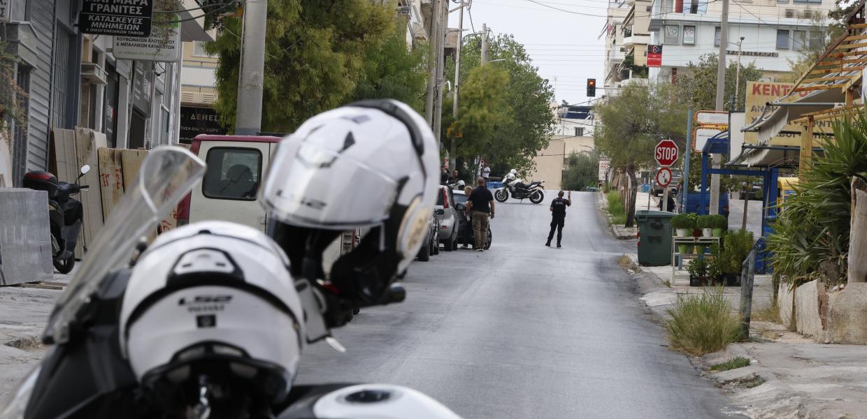 Μοτοσυκλέτα της ΕΛ.ΑΣ. έχει κλείσει το δρόμο στο Κερατσίνι 