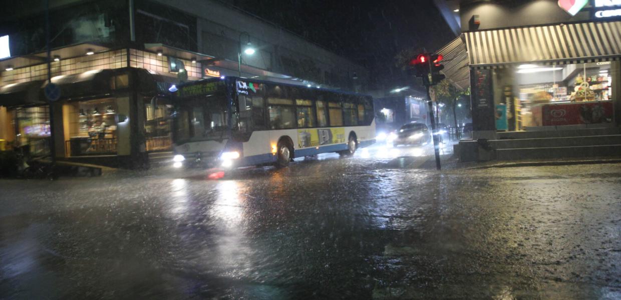 Πλημμυρισμένοι δρόμοι στην Λάρισα